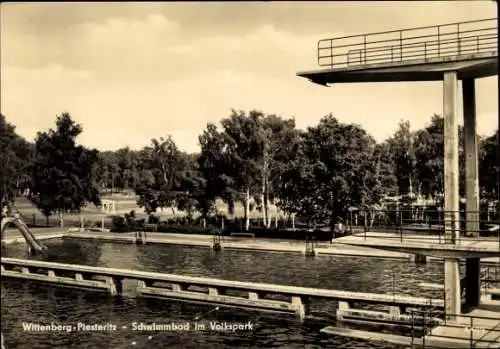 Ak Piesteritz Lutherstadt Wittenberg in Sachsen Anhalt, Schwimmbad im Volkspark, Sprungturm