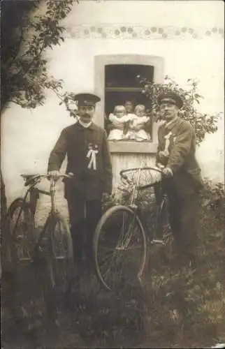 Foto Ak Radfahrer, Fahrräder, Kinder am Fenster