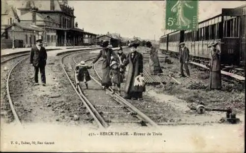 Ak Berck Plage Pas de Calais, Bahnhof, Menschen auf den Gleisen