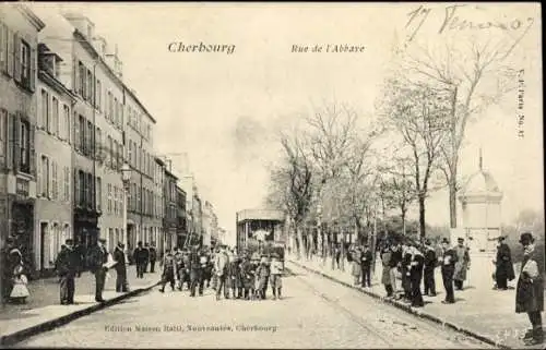 Ak Cherbourg Manche, Rue de Abbaye, Straßenbahn