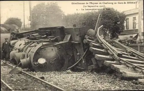 Ak Bernay Eure, Entgleisung des Cherbourg Express am Bahnhof 1910