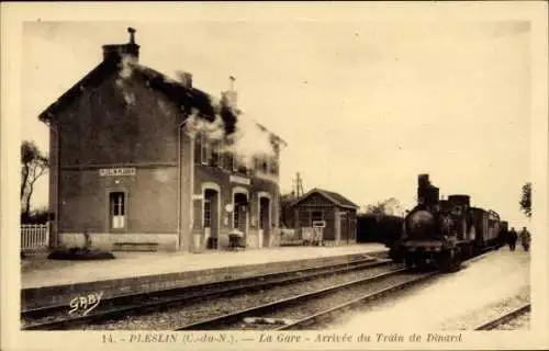 Ak Pleslin Trigavou Côtes d'Armor, Bahnhof, Gleisseite, Dampflok