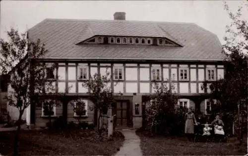 Foto Ak Niedercunnersdorf Kottmar in der Oberlausitz Sachsen, Fachwerkhaus, Anwohner