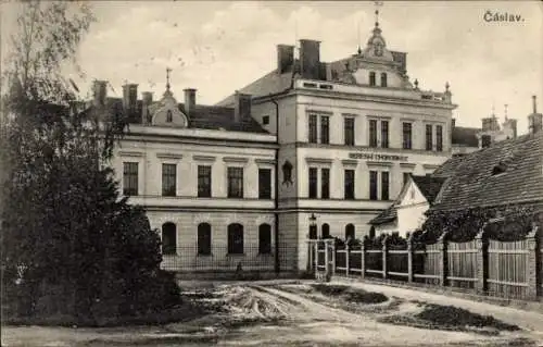 Foto Ak Čáslav Tschaslau Mittelböhmen, Gebäude Okresni Chorobinec