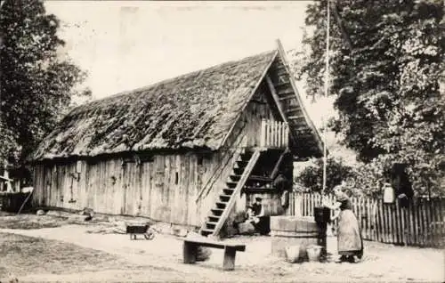 Foto Ak Müden an der Örtze Faßberg Lüneburger Heide, Altes Haus, Frau am Brunnen