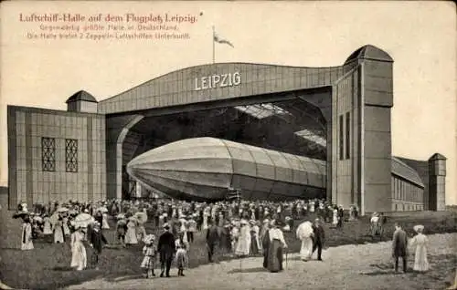 Ak Leipzig in Sachsen, Luftschiffhalle auf dem Flugplatz, Zeppelin