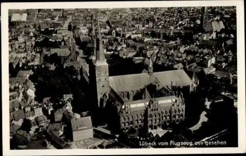 Ak Hansestadt Lübeck, Fliegeraufnahme der Stadt, Marienkirche