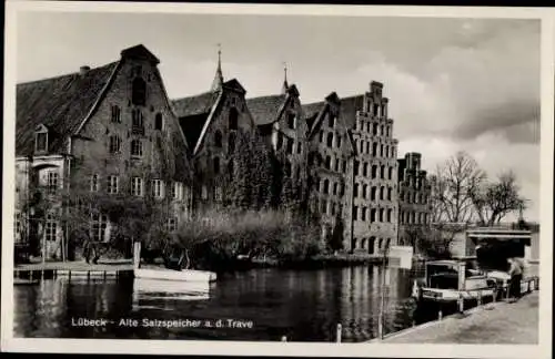 Ak Hansestadt Lübeck, Trave, Teilansicht, Salzspeicher, Brücke