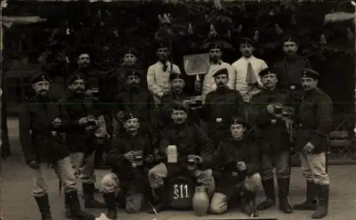 Foto Ak Deutsche Soldaten in Uniformen, Gruppenfoto, Bier, Kaiserzeit