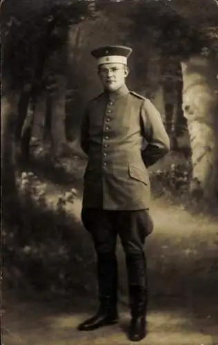 Foto Ak Deutscher Soldat in Uniform, Standporträt, Kaiserzeit, 1915