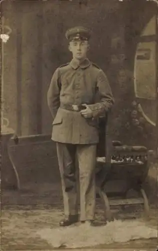 Foto Ak Deutscher Soldat in Uniform, Standporträt, Kaiserzeit