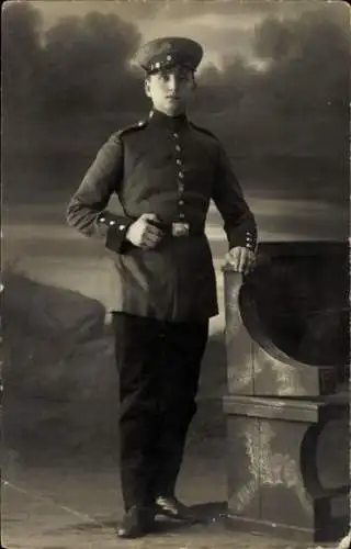 Foto Ak Deutscher Soldat in Uniform, Standporträt, Kaiserzeit