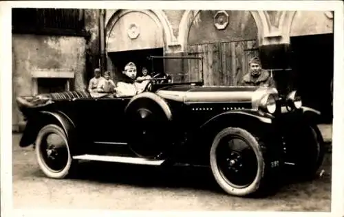 Foto Ak Französische Soldaten mit einem Automobil