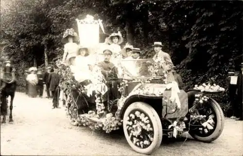 Foto Ak Personen in einem mit Blumen geschmückten Automobil