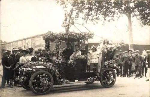 Foto Ak Personen in einem mit Blumen geschmückten Automobil