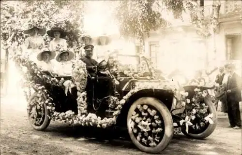 Foto Ak Personen in einem mit Blumen geschmückten Automobil