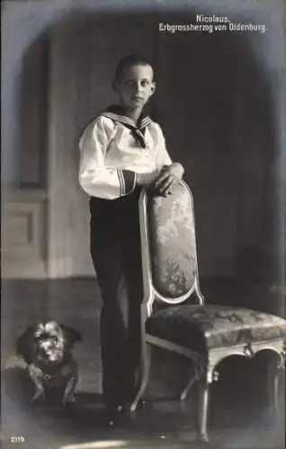 Ak Erbgroßherzog Nicolaus von Oldenburg, Kinderportrait, Standportrait in Matrosenanzug, Dackel