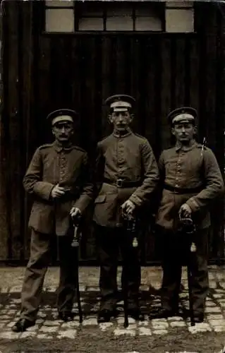 Foto Ak Drei Deutsche Soldaten in Uniformen