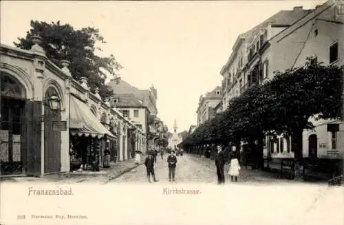 Ak Františkovy Lázně Franzensbad Reg. Karlsbad, Kirchstraße, Kirche, Passanten