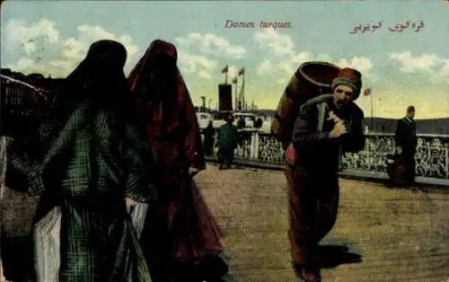 Ak Türkei, Dames turques, Vermummte Türkinnen, Fassträger, Hafenszene