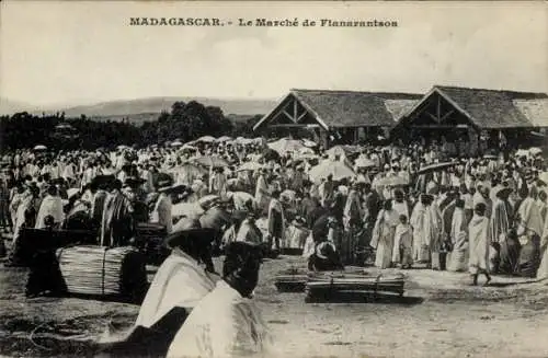 Ak Fianarantsoa Madagaskar, Le Marché, Anwohner auf dem Marktplatz