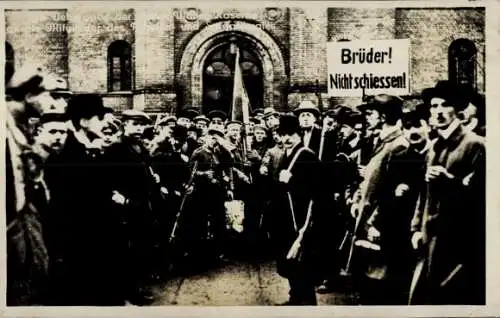 Foto Ak Berlin, Novemberrevolution 1919, Arbeiter- und Soldatenrat, Gewehre, Brüder, nicht schießen!