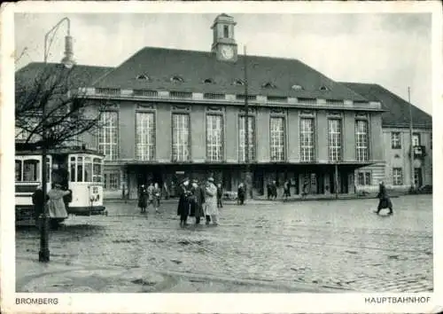 Ak Bydgoszcz Bromberg Westpreußen, Hauptbahnhof, Straßenseite, Straßenbahn