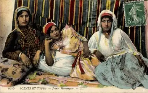 Ak Scenes et Types, Jeunes Mauresques, Araberinnen mit Zigarette, Maghreb