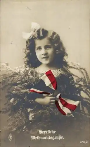 Ak Frohe Weihnachten, Mädchen mit Tannenzweigen, Schleife aus Flaggenband, PFB 3716/2