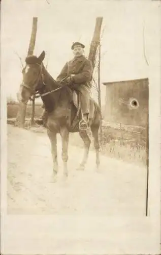 Foto Ak Deutscher Seemann in Uniform auf einem Pferd, Kaiserliche Marine