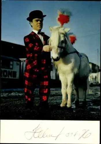 Ak Klein Helmut, Zwergclown des Zirkus Krone, Salto Mortale, Lieblingspony, Autogramm