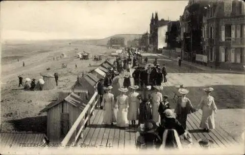 Ak Villers sur Mer Calvados, Les Planches, Spaziergänger