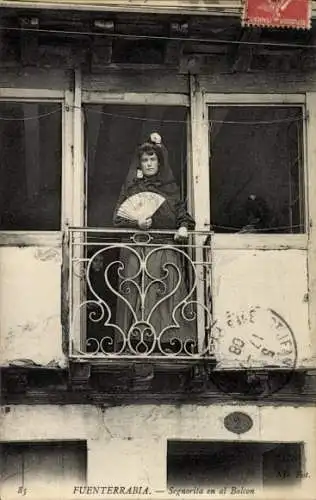 Ak Hondarribia Fuenterrabia Baskenland, Dame auf dem Balkon