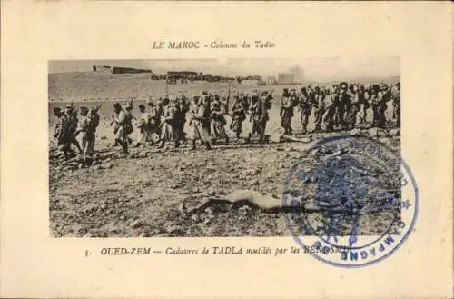 Ak Oued Zem Marokko, französische Soldaten marschieren an Leiche der Schlacht von Tadla vorbei