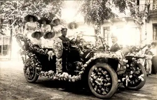 Foto Ak Personen in einem mit Blumen geschmückten Automobil