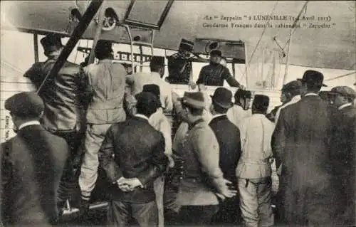 Ak Lunéville Lothringen Meurthe et Moselle, Zeppelin, 3 Avril 1913, Gendarme Francais dans la cabine