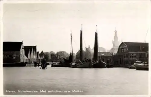 Ak Monnikendam Waterland Nordholland Niederlande, Haven, Met zeilbotters naar Marken