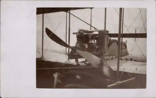 Foto Ak Flugzeug, Doppeldecker, Motor, Propeller, Flugplatz bei Braunschweig