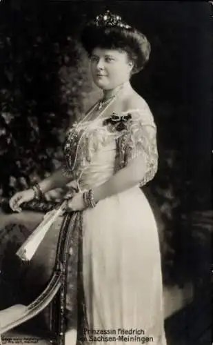 Ak Prinzessin Friedrich von Sachsen Meiningen, Adelheid zur Lippe Biesterfeld, Kleid, Fächer