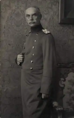 Foto Ak Bernhard, Erbprinz von Sachsen-Meiningen, Standportrait in Uniform