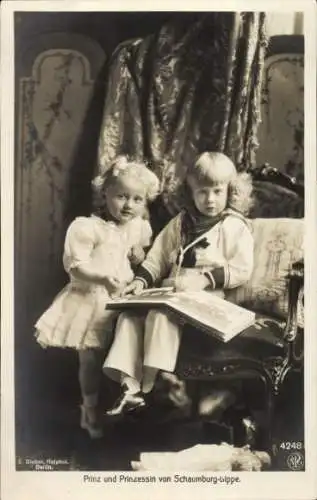 Foto Ak Prinz Friedrich Christian und Prinzessin Elisabeth von Schaumburg-Lippe, Kinderportrait