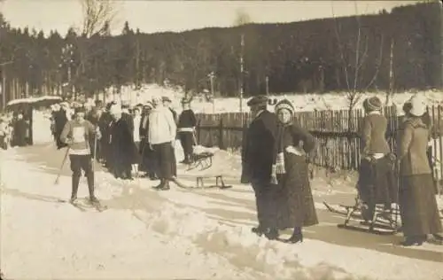 Foto Ak Schierke Wernigerode im Harz, Wintersportstrecke, Skifahrer, Schlitten