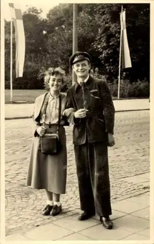 Foto Ak Köln, Arbeit auf der Landwirtschaftlichen Ausstellung 1951, Messevertreter VARTA