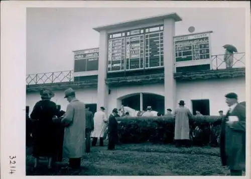 Foto Pferderennsport, Rennbahn Paris Jumelles, Anzeigetafeln