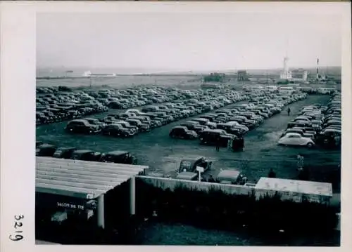 Foto Pferderennsport, Parkplatz am Gelände der Rennbahn, Autos