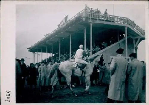 Foto Pferderennsport, Rennbahn Paysages, Rennpferd vor der Tribüne, Zuschauer, Biarritz Sept. 1938