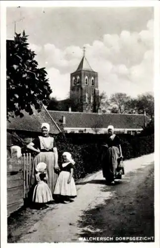 Ak Walcheren Zeeland, Walchersch Dorpsgezicht, Frauen und Kinder in Trachten, Kirchturm