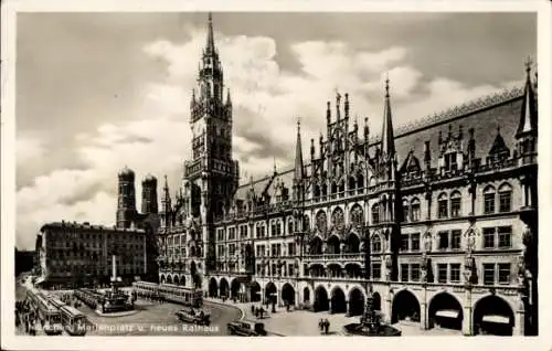 Ak München, Marienplatz, neues Rathaus, Frauenkirche, Straßenbahnen