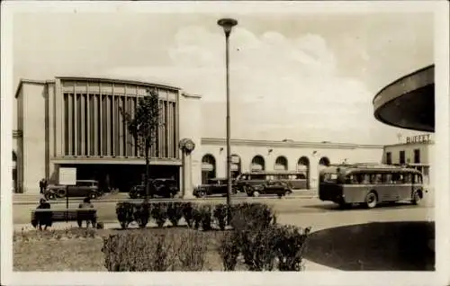 Ak Caen Calvados, Bahnhof von der Straße, Eingangsportal, Autos, Autobusse