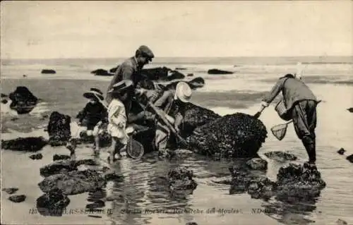 Ak Villers sur Mer Calvados, Sur les Rochers, Muschelsucher